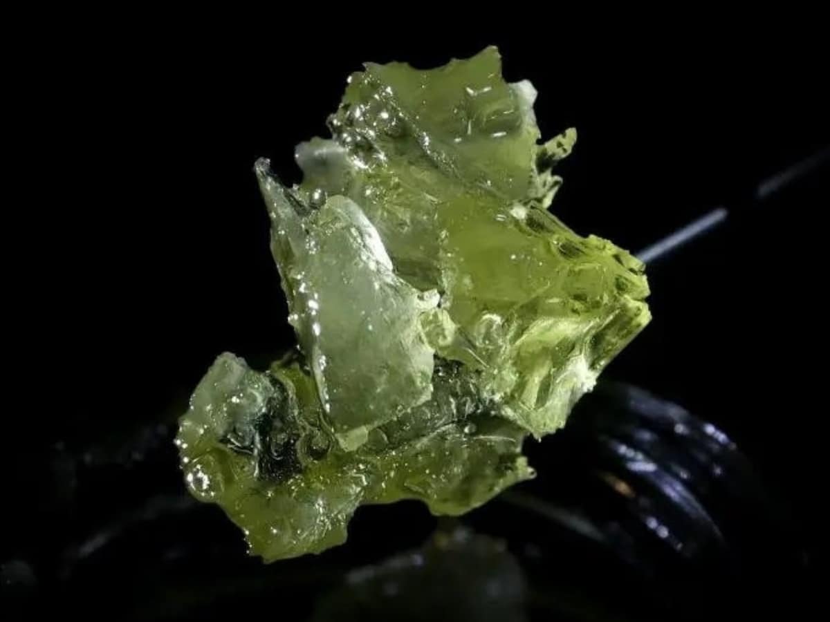 CBD Diamonds and Sauce for dabbing black background