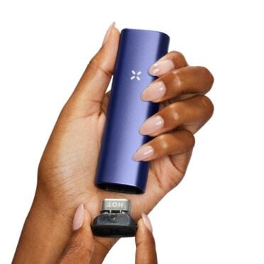 PAX-Plus-Periwinkle-in-hand-with-concentrate-insert